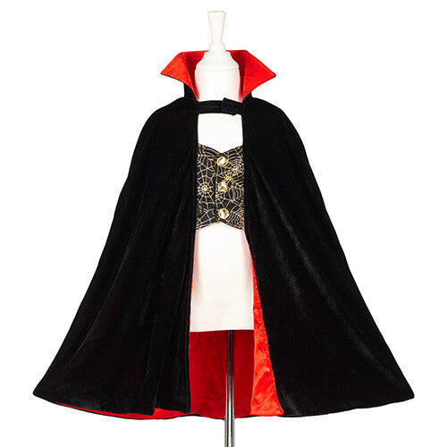 Souza for Kids Dracula cape en vest op een paspop, met rode kraag en voering.