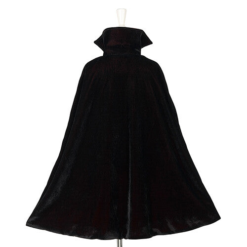 De achterkant van de Souza for Kids Dracula cape van zwart fluweel op een paspop.