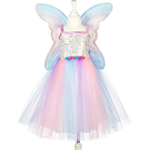 Souza for kids elfenjurk Felicity met regenboogrok en glittertop, inclusief vleugels, op een paspop.