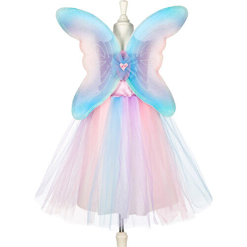 Achterkant van de Souza for kids elfenjurk Felicity met regenboogrok en grote blauw-paarse vleugels op een paspop.