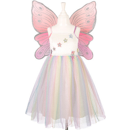 Souza for Kids elfenjurk Louanne met roze vleugels en regenboogrok, van voren gezien op een paspop.