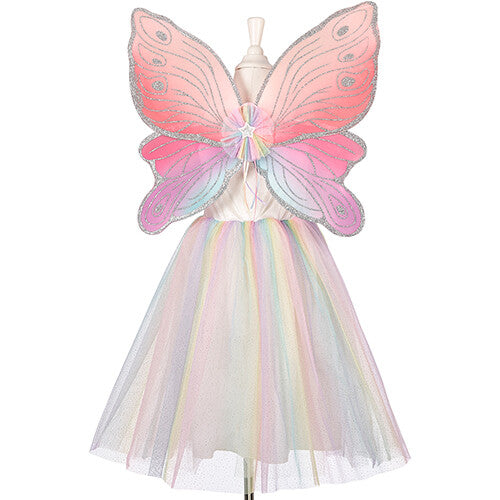 Souza for Kids elfenjurk Louanne met roze vleugels en regenboogrok, van achteren gezien op een paspop.