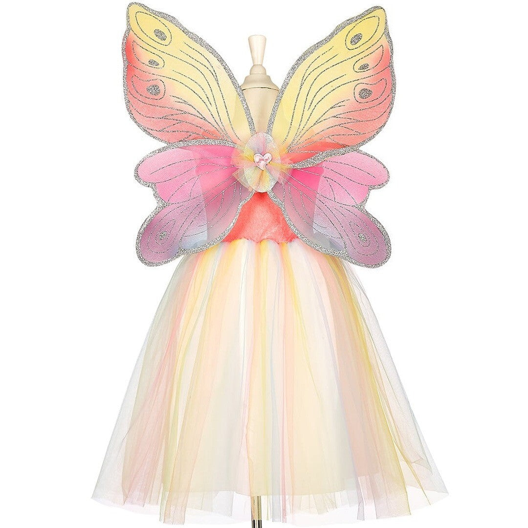 De achterkant van de elfenjurk Valerie met regenboogrok en vlindervleugels op een paspop.