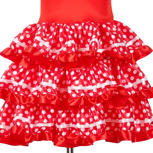Detail van de gelaagde, gerimpelde rok van het rode flamenco kinderkostuum met witte stippen.