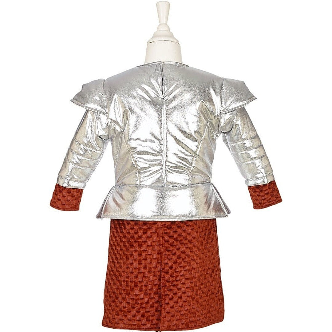 Achterkant van het zilveren gladiatorkostuum met roodbruine rok.