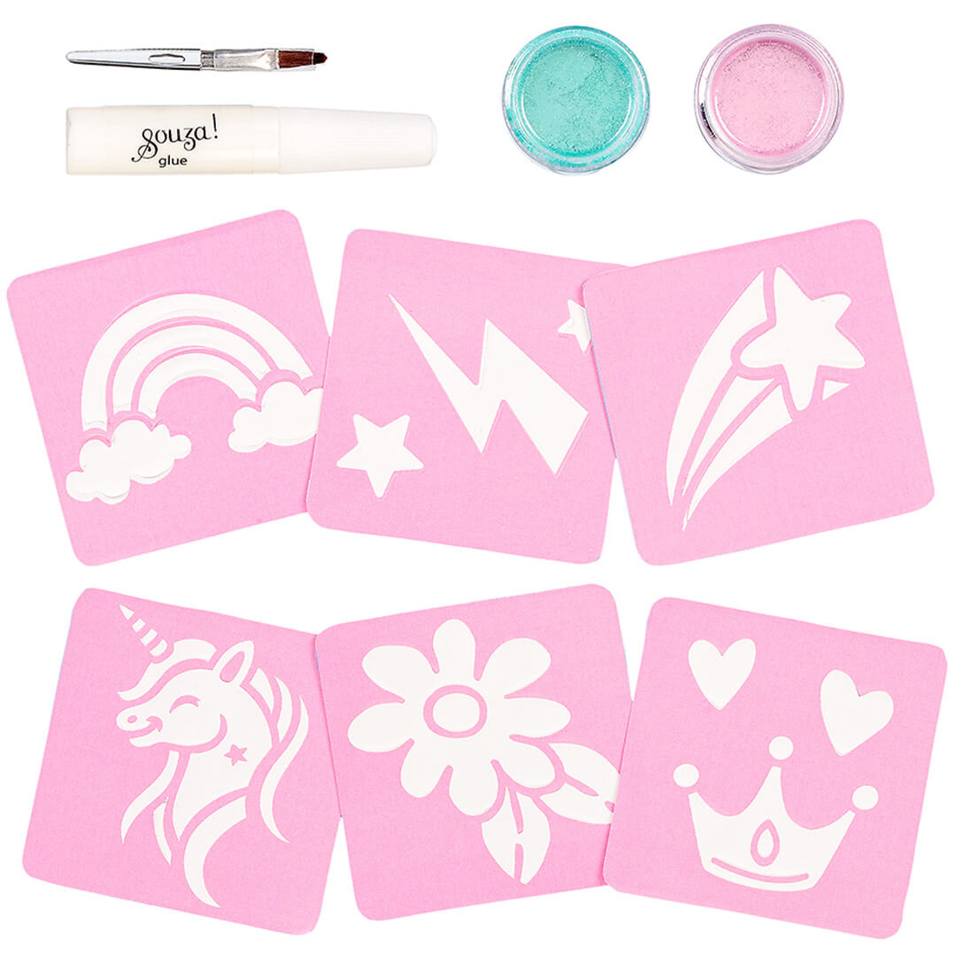 Souza for kids glitter tattoo set onderdelen met glitter, lijm, kwastje en zes roze sjablonen met eenhoorn en regenboog.