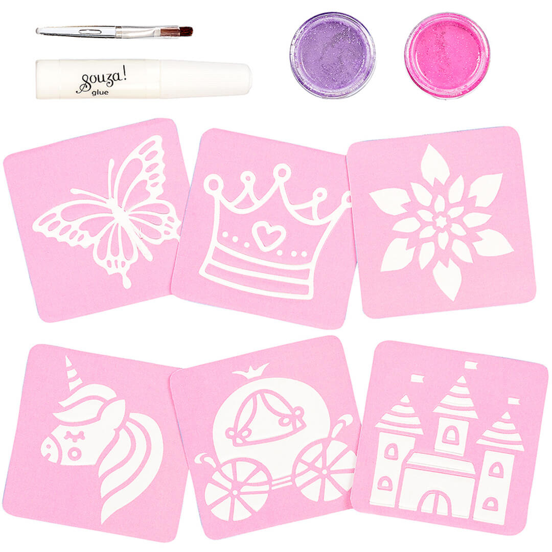 Onderdelen van de Souza for kids glitter tattoo set met roze en paarse glitter, lijm, kwastje en zes roze sjablonen van een vlinder, kroon, eenhoorn, koets en kasteel.