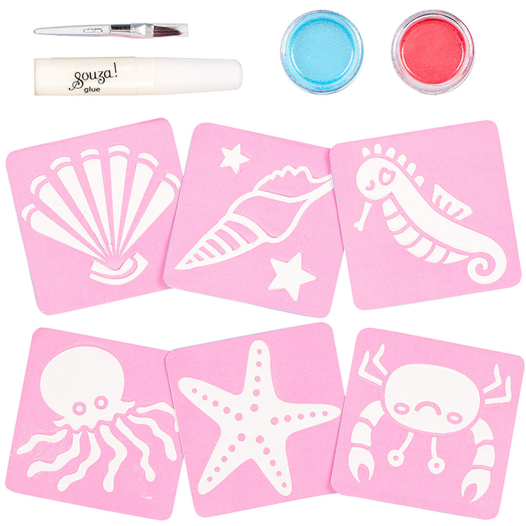 Souza! Glitter Tattoo set met lijm, kwastje, twee glitterpotjes en zes roze zeedier-sjablonen.