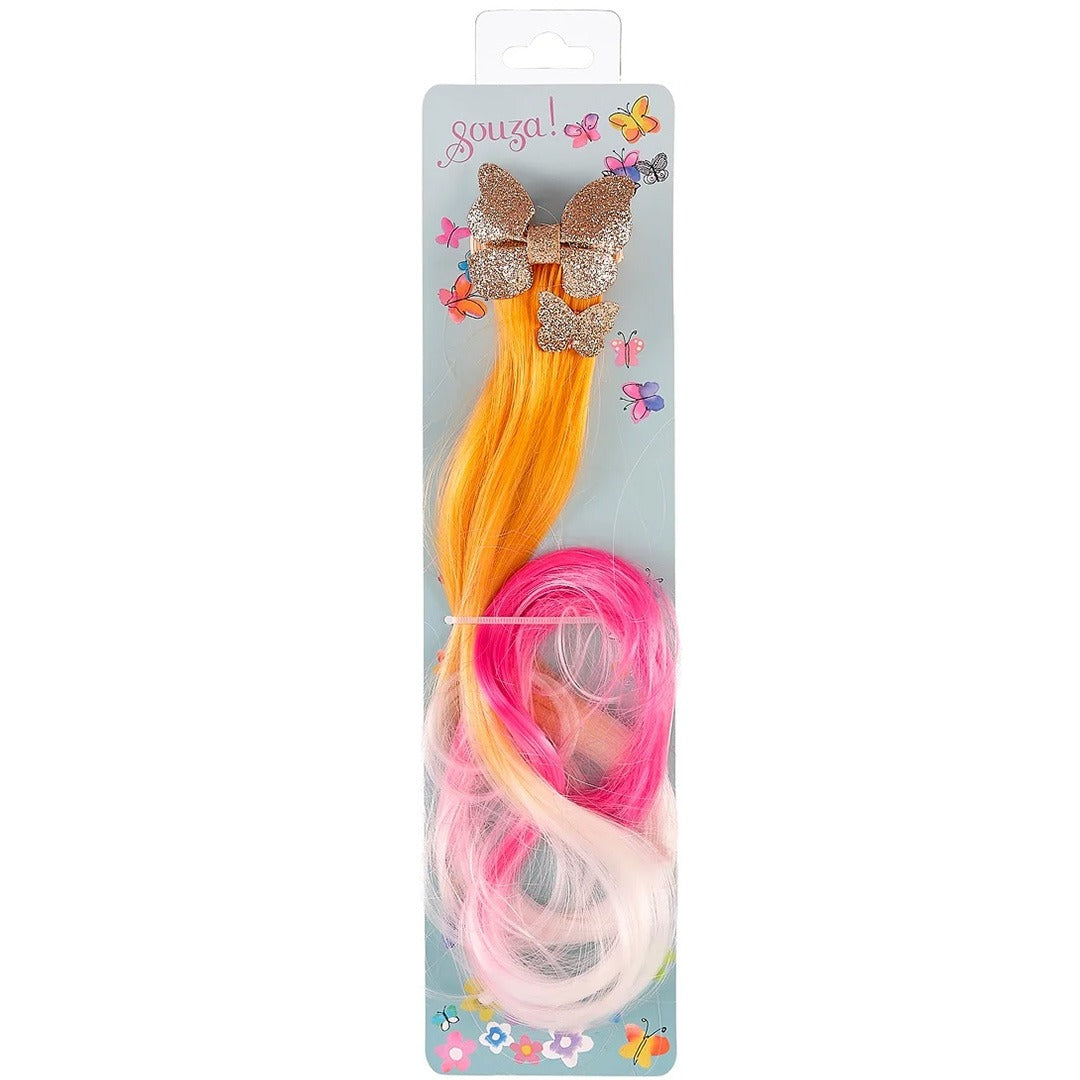Verpakking van Souza for Kids haaraccessoires voor kinderen, met gouden vlinderclips en meerkleurige haarstrengen in roze, oranje en wit.