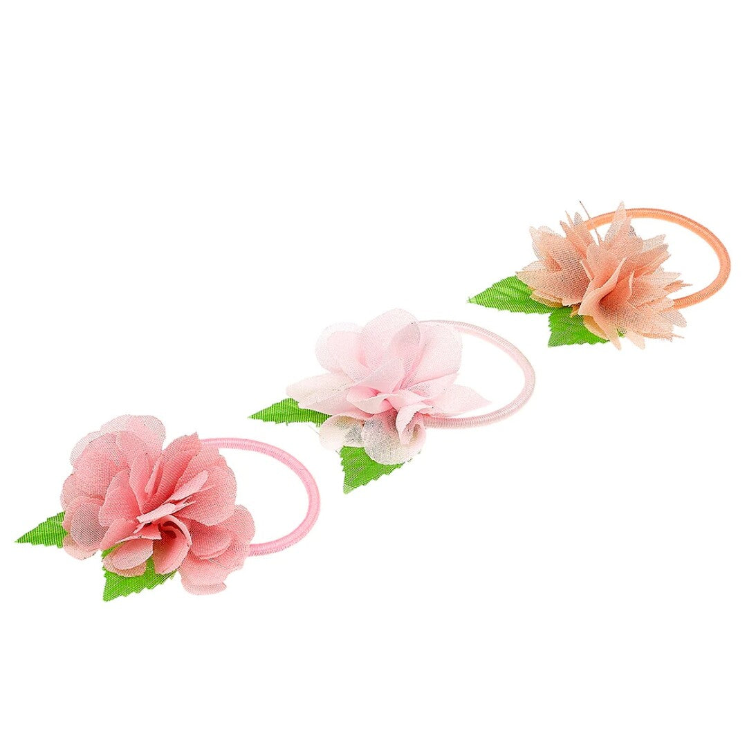 Drie souza for kids haarelastiekjes voor kinderen met roze en perzikkleurige stoffen bloemen en groene bladeren.