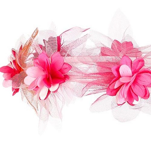Detail van de fuchsia-roze haarkrans met bloemdecoraties en gaas.