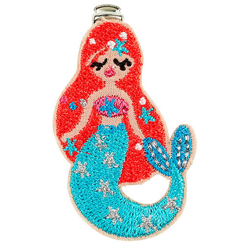 Souza for Kids haarspeldje met een geborduurd zeemeerminfiguur met rood haar en een blauwe staart met sterren.