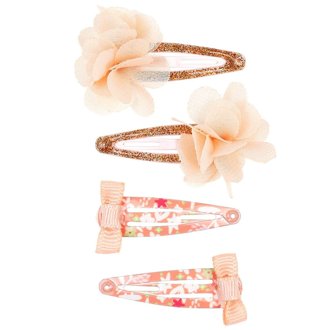 Vier Souza for Kids oranje haarspeldjes voor kinderen, twee met glitter en stoffen bloemen, en twee met een gebloemd patroon en strikjes.