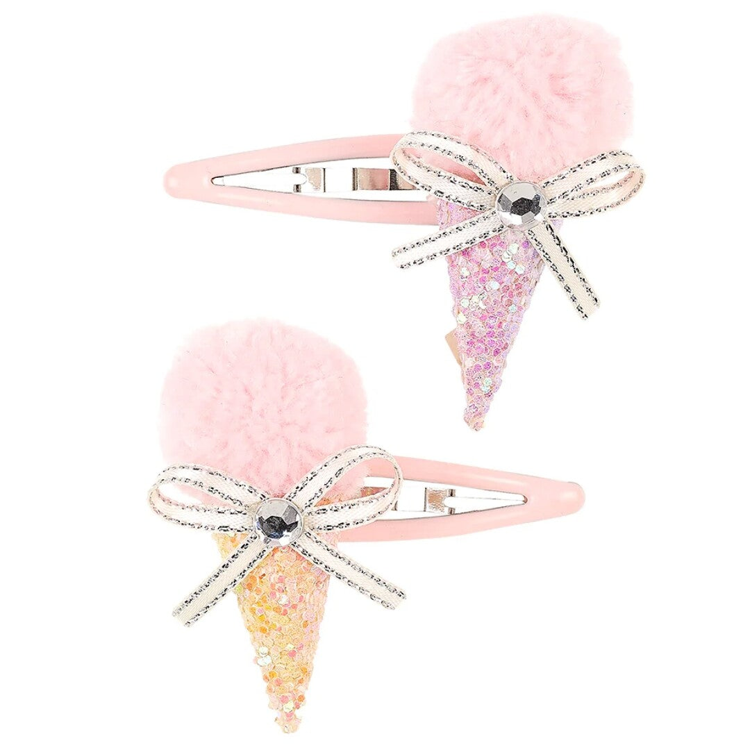 Twee roze souza for kids haarspeldjes voor kinderen in de vorm van een ijsje met glitter en een pluizige bol.