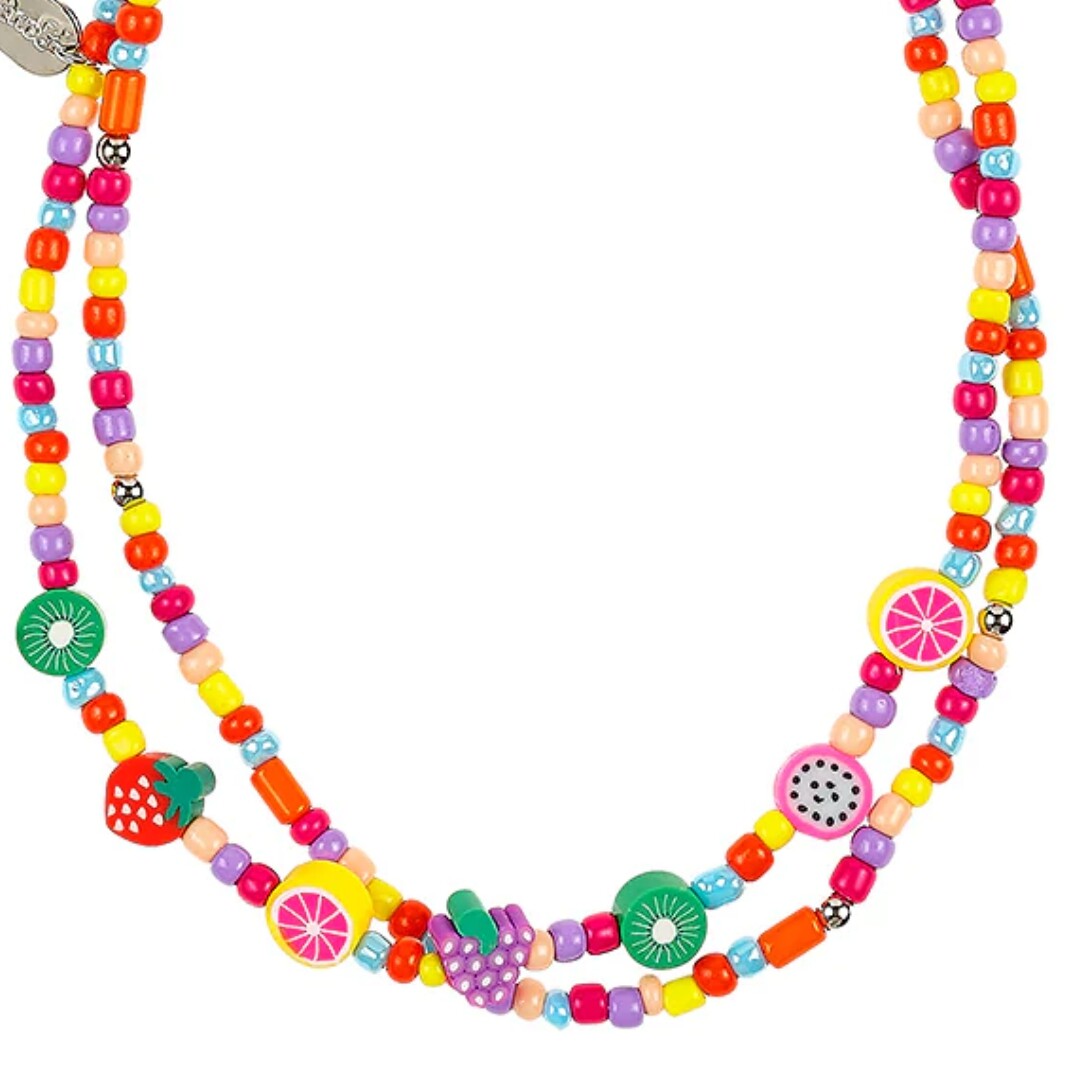 Detail van de Souza for Kids kinderketting met kleurrijke kralen en fruitbedeltjes.