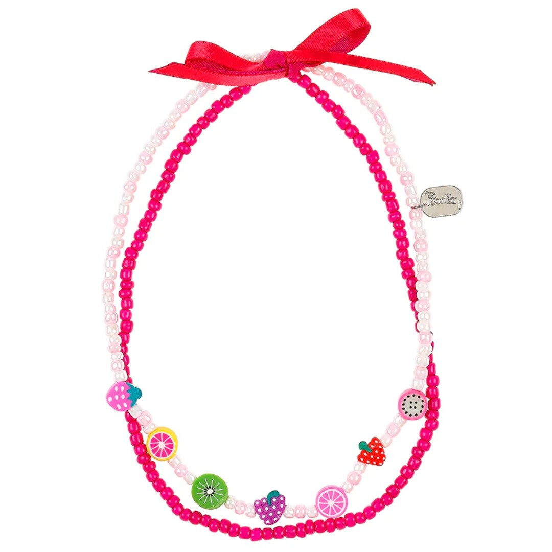 Souza for Kids kinderhalsketting met roze kralen en fruitvormige bedels, bovenaan vastgebonden met een rood lint.