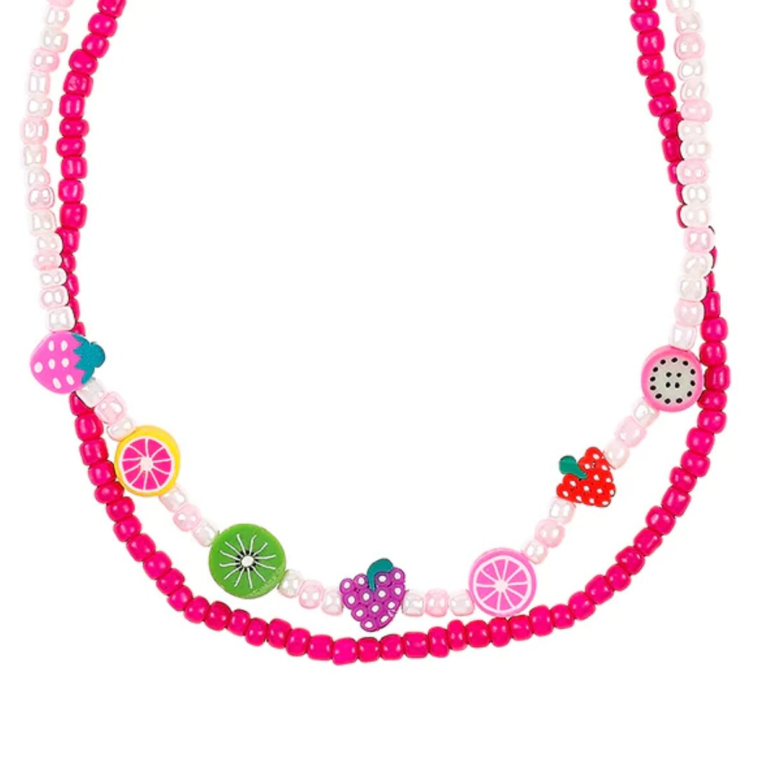 Detail van de roze kinderhalsketting met diverse fruitvormige kralen.
