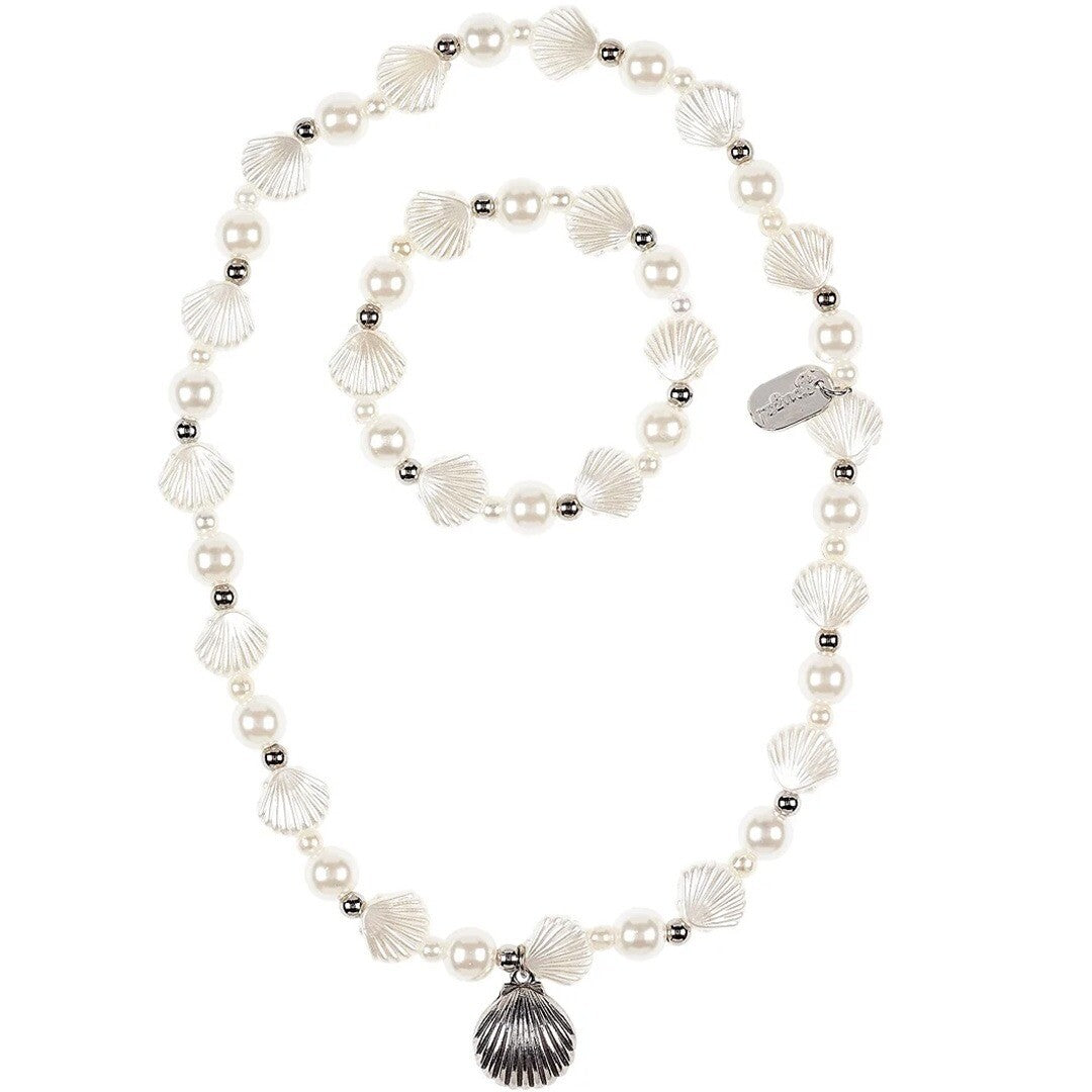 Souza for kids witte kinder sieradenset met ketting en armband van parel- en schelpvormige kralen, met een zilveren schelp als hanger.