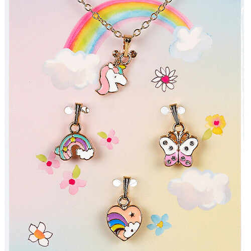 Detail van de Souza for kids kinderketting met eenhoorn hanger en losse regenboog, vlinder en hart bedeltjes.