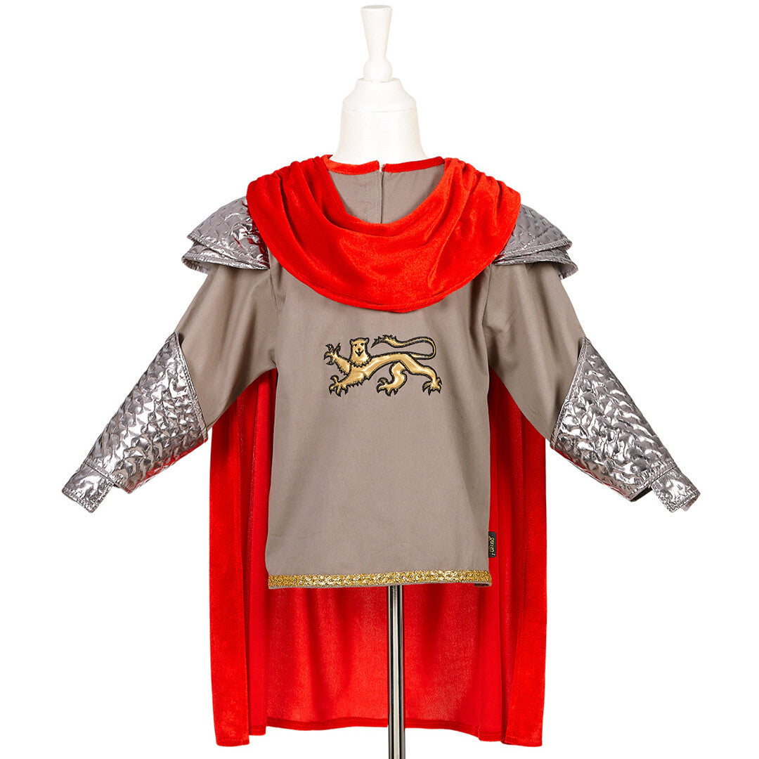 Souza for Kids kinderkostuum koning Arthur, met grijze tuniek met leeuw en rode cape, op een paspop.