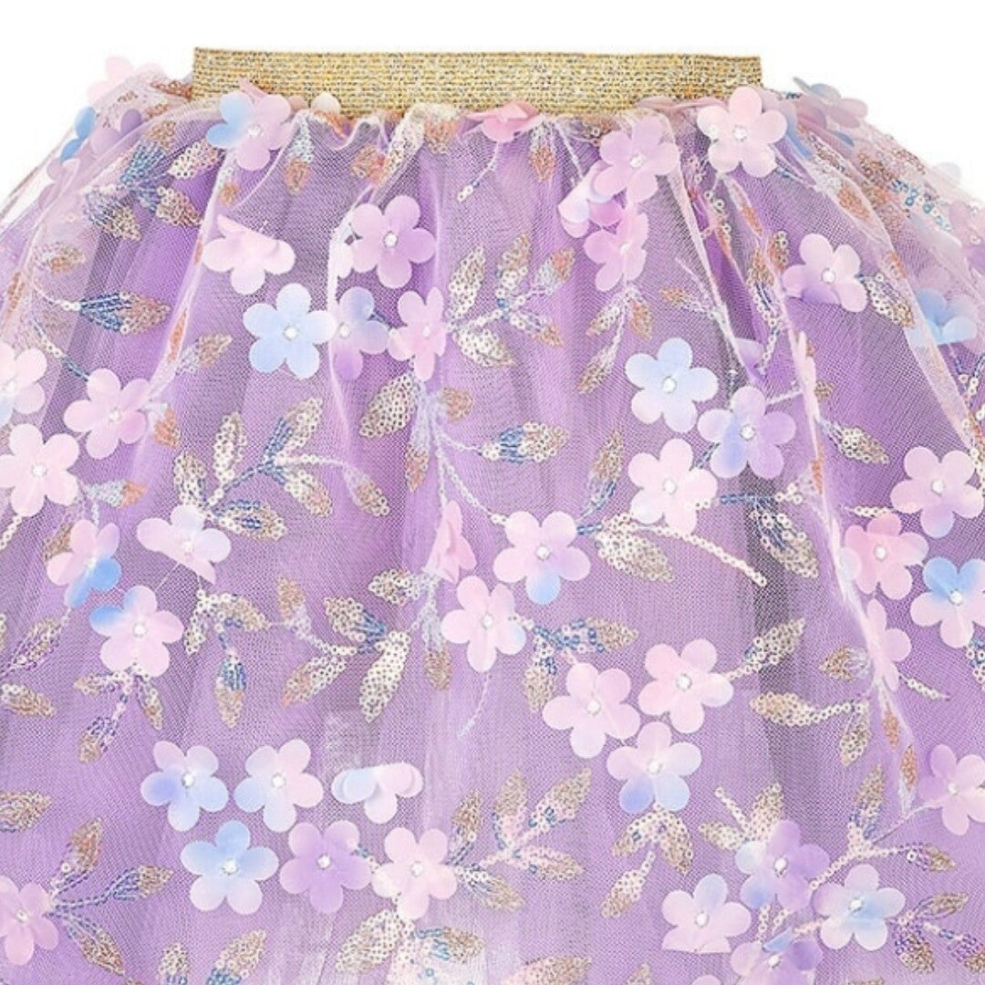 Detail van de Souza for kids paarse kinderrok met gebloemde applicaties en gouden tailleband.