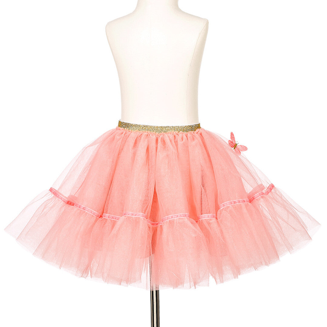 Achterkant van de roze kinderrok van tule met gouden tailleband en een vlinder op een paspop.