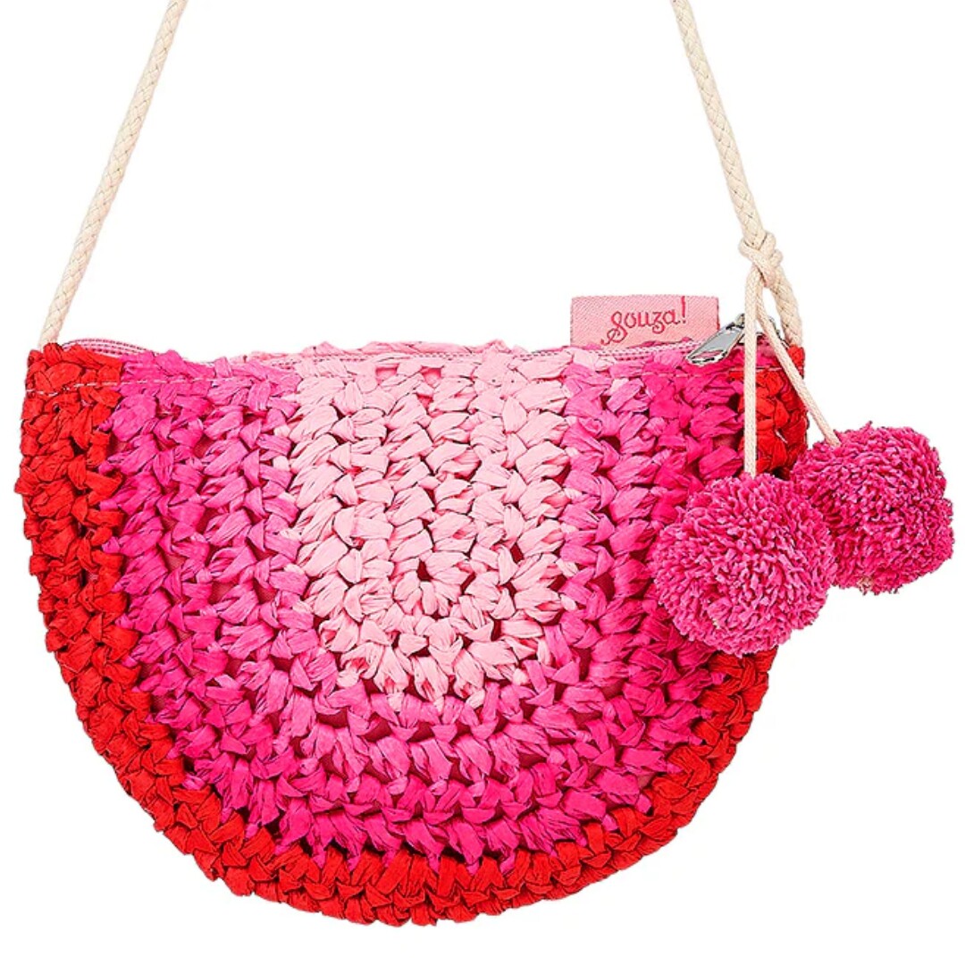 Detail van de Souza for kids roze halvemaantas voor kinderen met geweven textuur, rits en twee roze pompons.