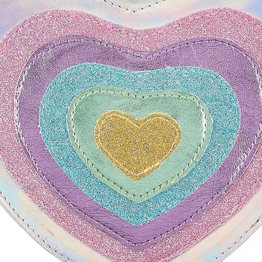 Detailopname van de veelkleurige kindertas met glitterende harten.