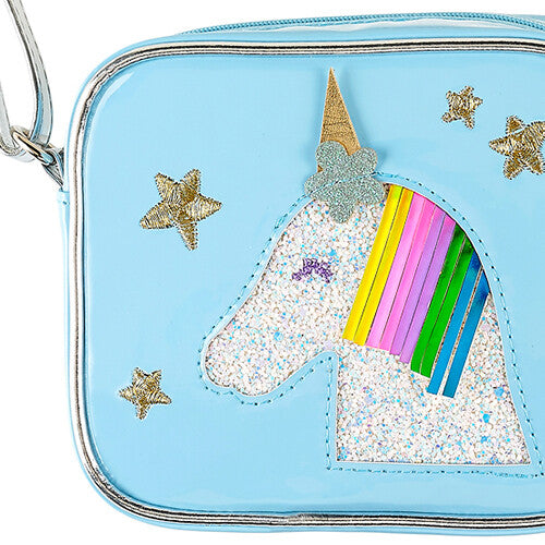Detail van de lichtblauwe kinderschoudertas met een glitter eenhoorn, regenboogmanen en gouden sterren.