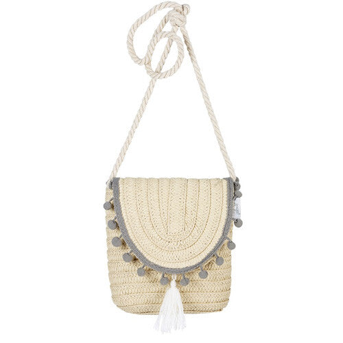 Souza for Kids beige geweven kinder crossbodytas met grijze pompons en witte kwast.