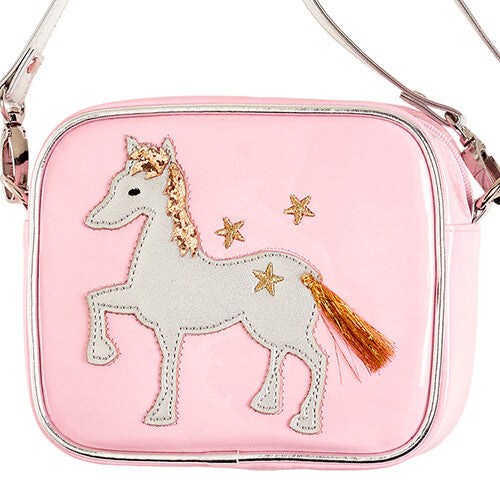 Detailopname van de roze kinderschoudertas met een wit paard, gouden glittermanen en sterren.