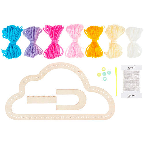 Souza for Kids knutselset dromenvanger met een houten wolkframe, diverse kleuren garen, weefgereedschap, kralen en draad.
