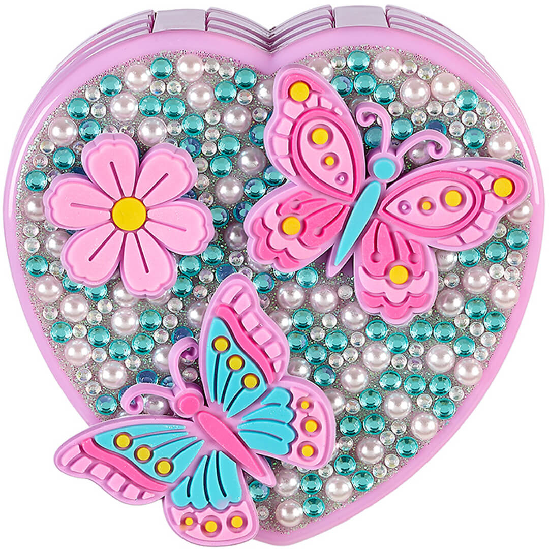 Souza for kids make-up doosje deksel in hartvorm, versierd met parels, blauwe kraaltjes, twee vlinders en een roze bloem.