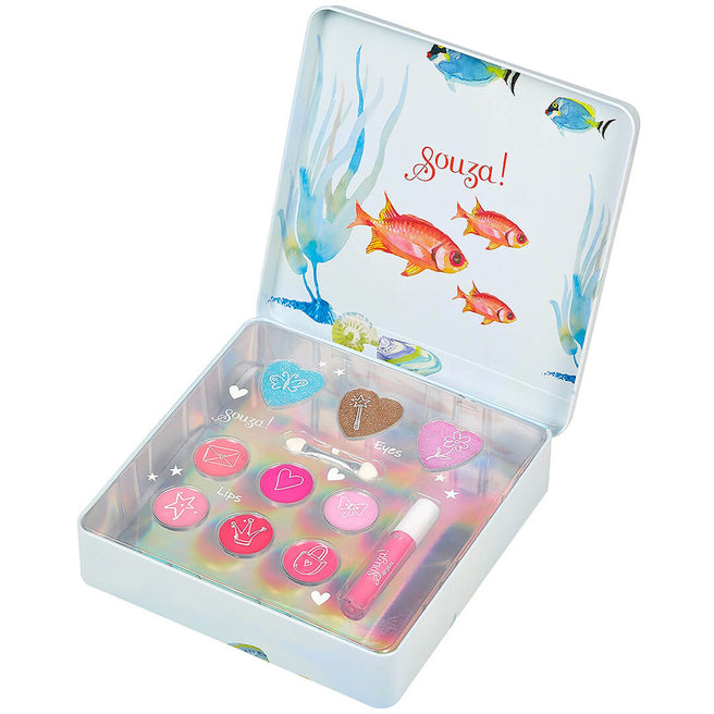 Souza! make-up doosje voor kinderen, open met diverse roze en rode make-up en applicators, in een metalen doos met onderwaterthema.