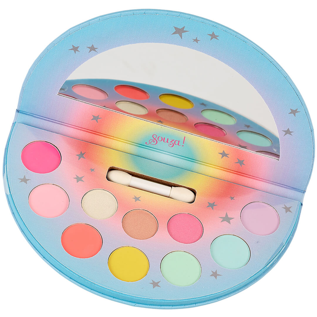 Souza! oogschaduw palet voor kinderen, open met spiegel, applicator en veelkleurige oogschaduw, versierd met een regenboog en sterren.