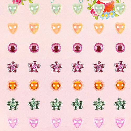 Detail van prinses plakoorbellen met harten, bloemen en ronde steentjes in diverse kleuren.