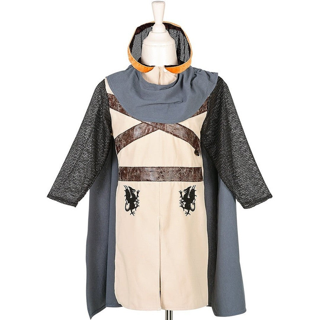 Souza for Kids ridderkostuum met grijze cape, beige tuniek met draken en een capuchon, van voren gezien op een paspop.