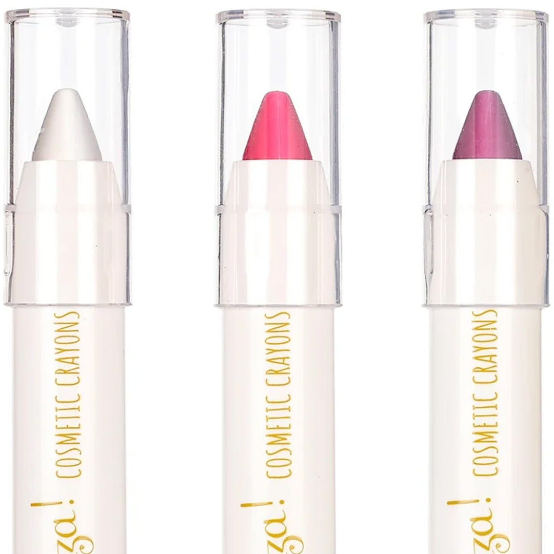 Detailopname van de drie Souza! cosmetische krijtjes in wit, roze en paars.