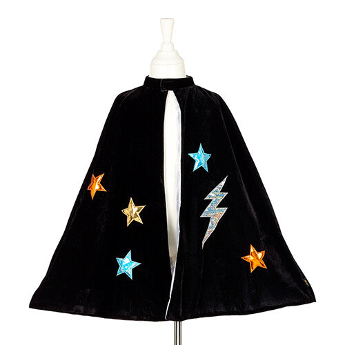 Souza for Kids zwarte superheld cape met sterren en bliksem op een paspop, vooraanzicht.