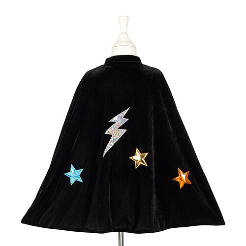 Souza for Kids zwarte superheld cape met sterren en bliksem op een paspop, achteraanzicht.