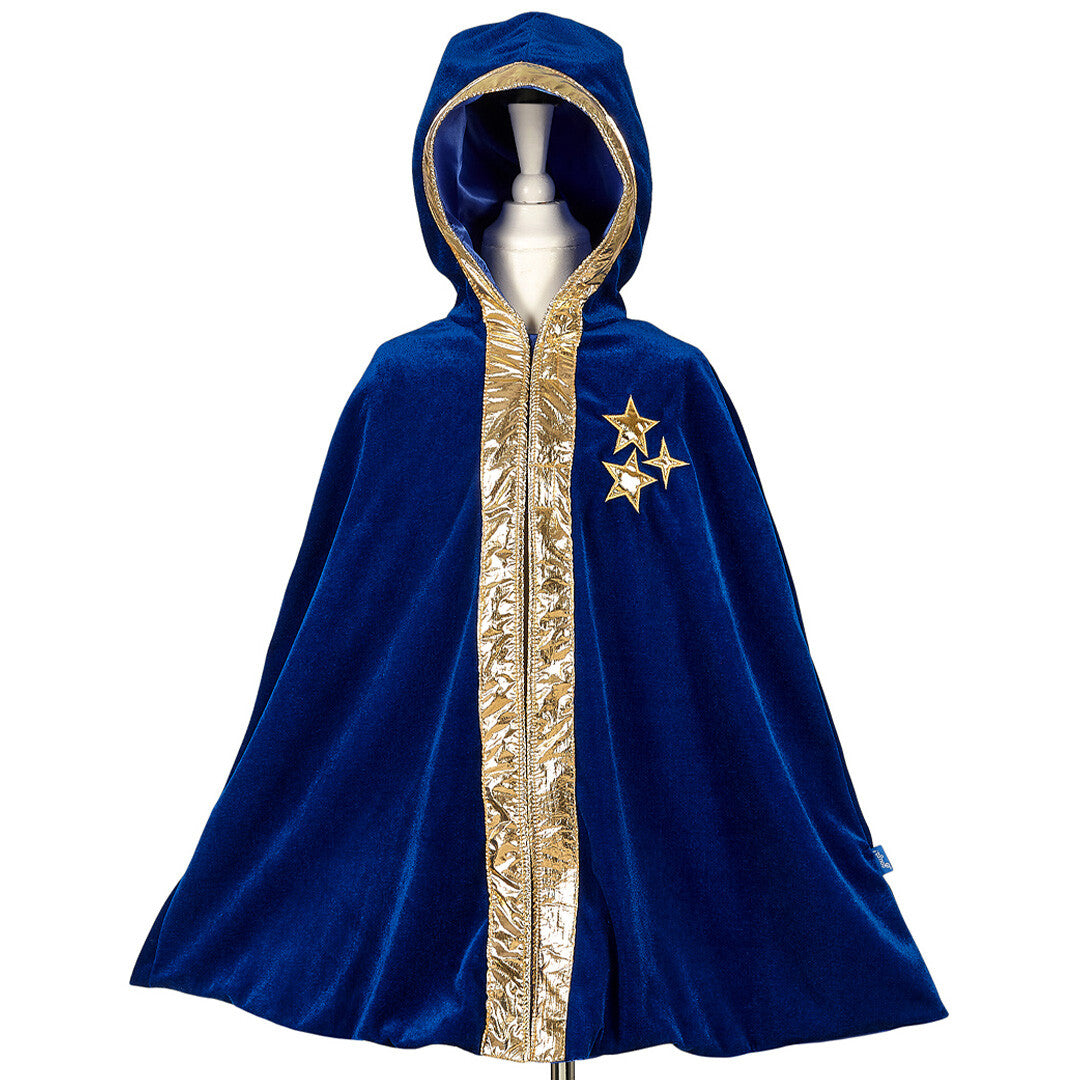Souza for Kids tovenaarscape Wilfred, een blauwe fluwelen cape met gouden sterren en rand, op een paspop.