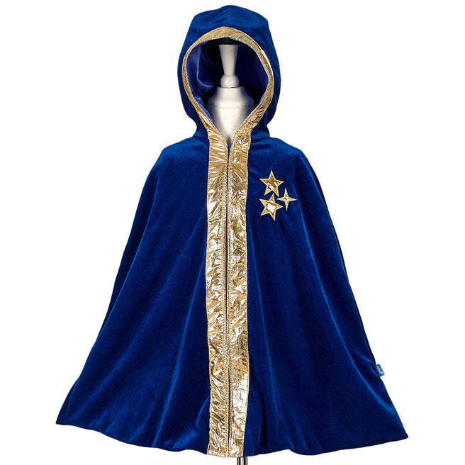 Souza for Kids tovenaarscape Wilfred, een blauwe fluwelen cape met gouden sterren en rand, op een paspop.