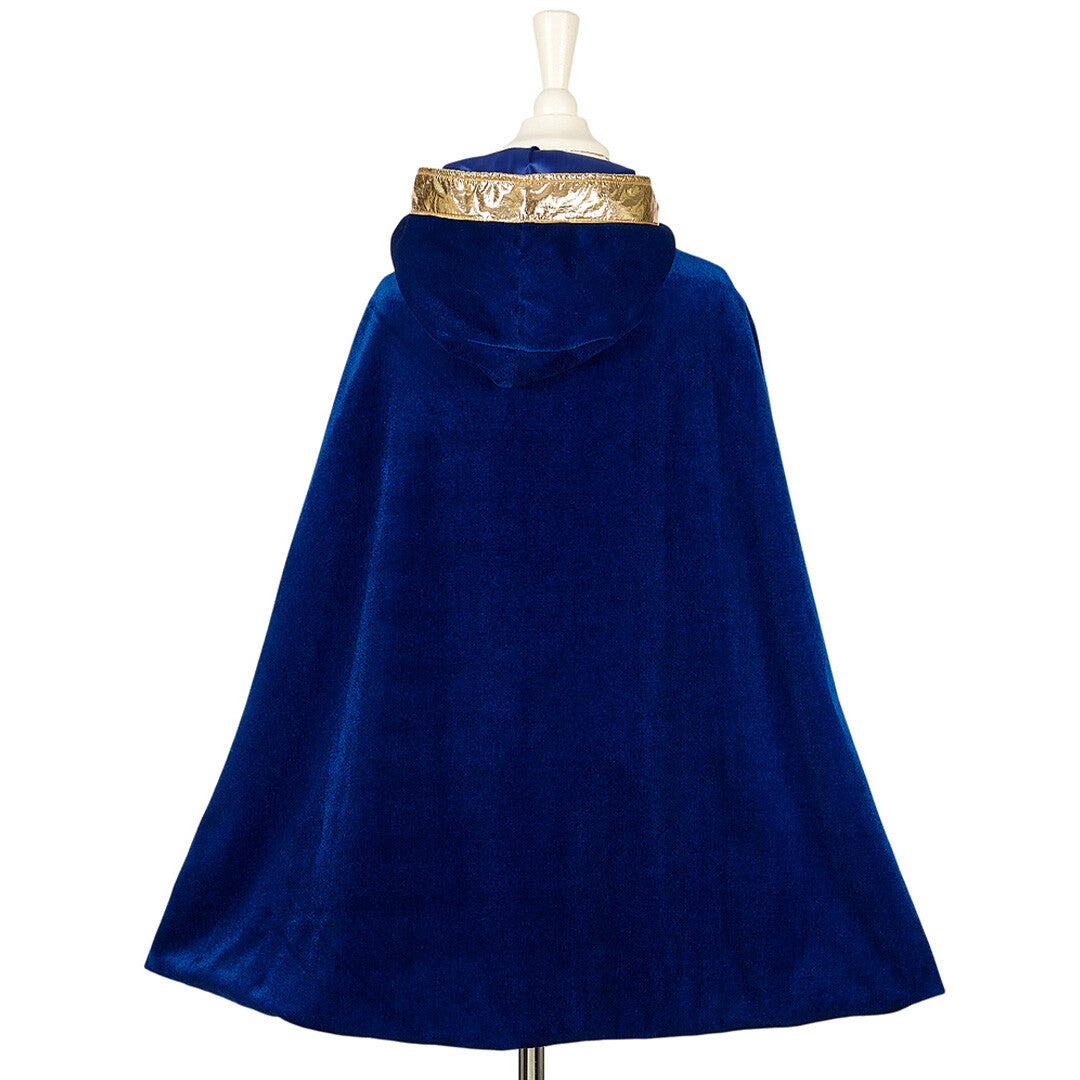 De achterkant van de Souza for Kids tovenaarscape Wilfred, een blauwe fluwelen cape op een paspop.
