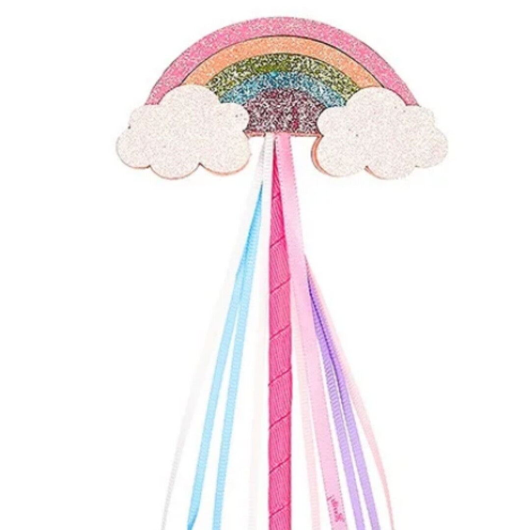Detailopname van de glitter regenboog en wolken bovenaan de toverstaf met kleurrijke linten.
