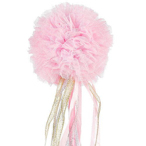 Detailopname van de roze pluizige pom-pom en glimmende linten van de toverstaf.