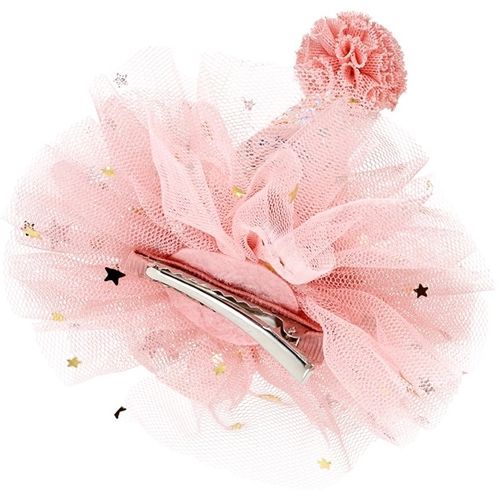 Achterkant van het roze verjaardagshoedje met een zilveren haarclip en tule met sterren.