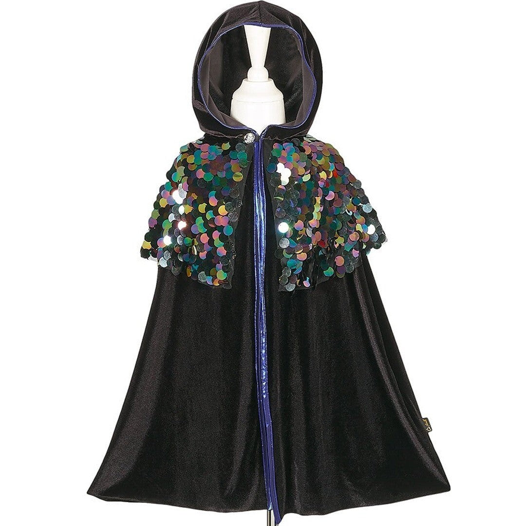 Souza for Kids zwarte verkleedcape met capuchon en iriserende pailletten op de schouders, gepresenteerd op een paspop.