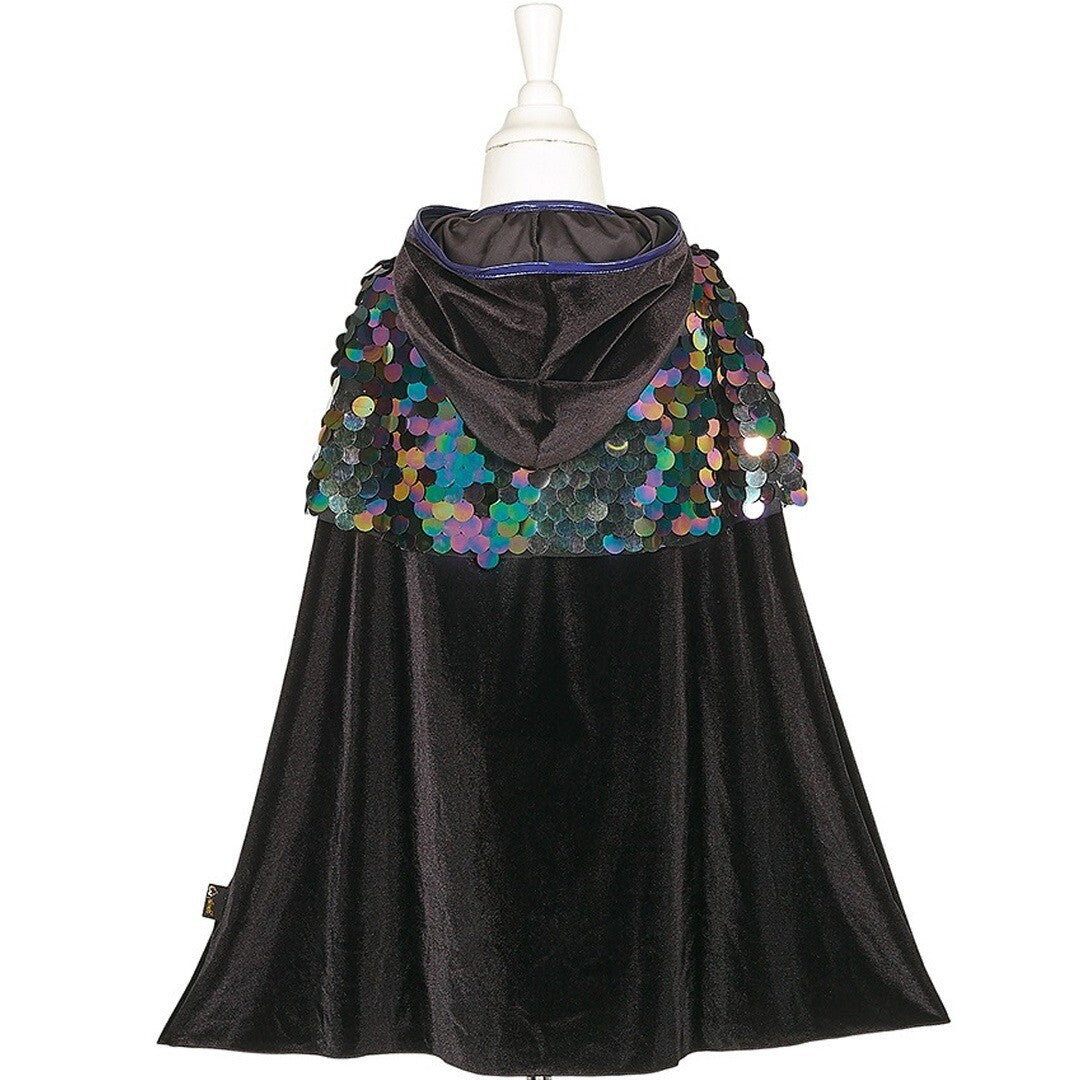 De achterkant van de Souza for Kids zwarte verkleedcape met capuchon en iriserende pailletten op de schouders, gepresenteerd op een paspop.