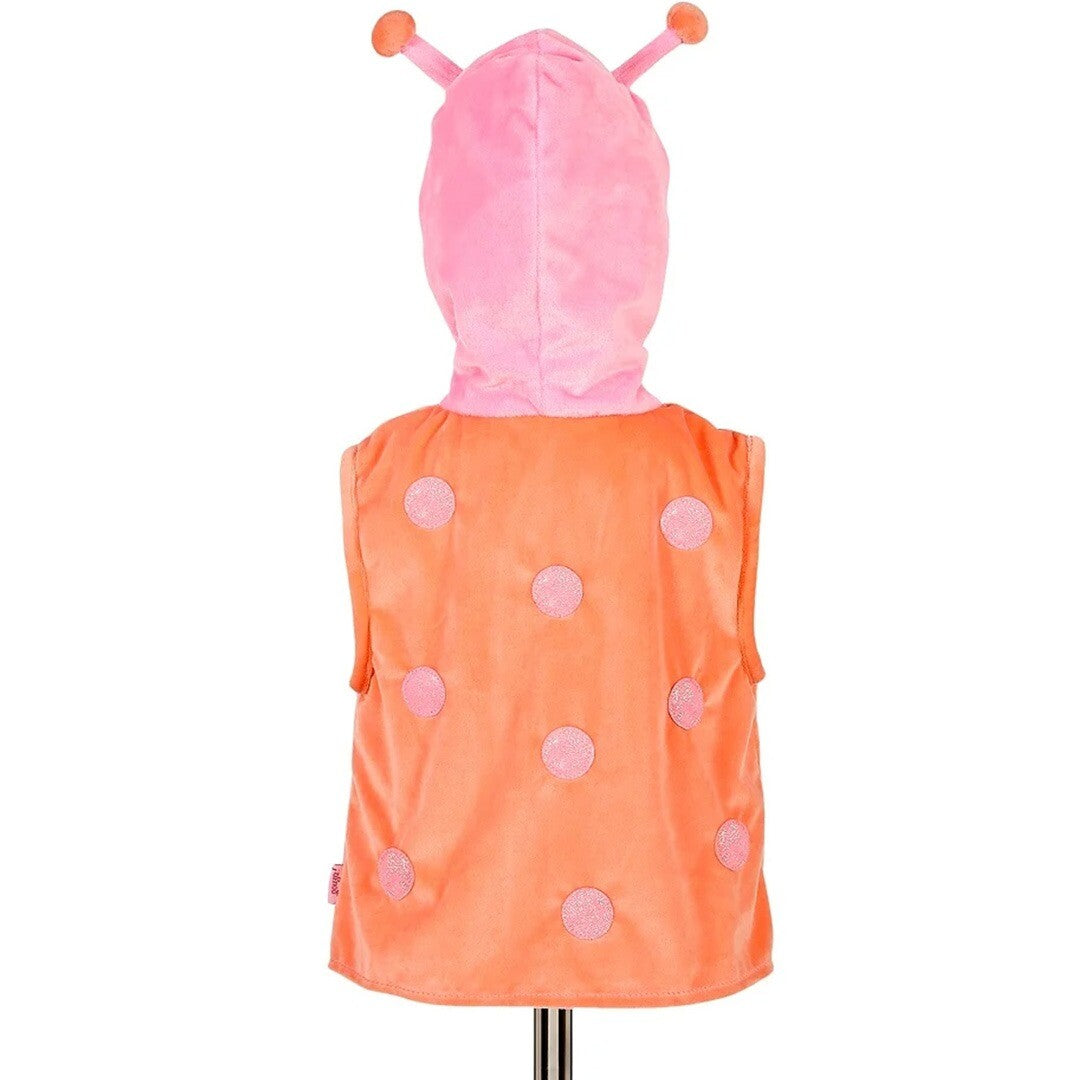 De achterkant van de Souza for Kids verkleedcape in de vorm van een lieveheersbeestje, roze met oranje stippen.
