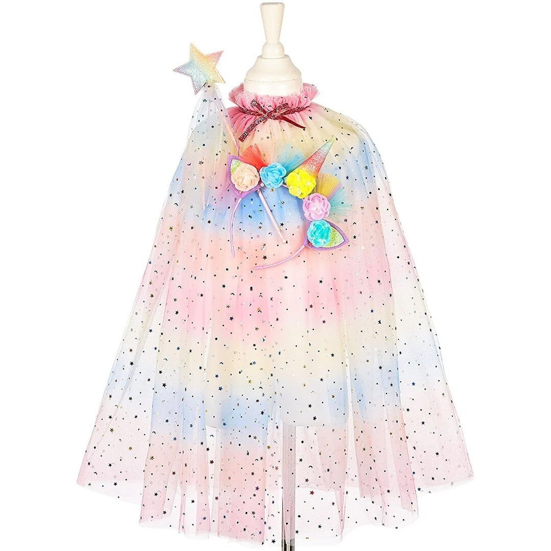Souza for kids eenhoorn verkleedcape met regenboogkleuren en sterren, inclusief diadeem en toverstaf, op een paspop.
